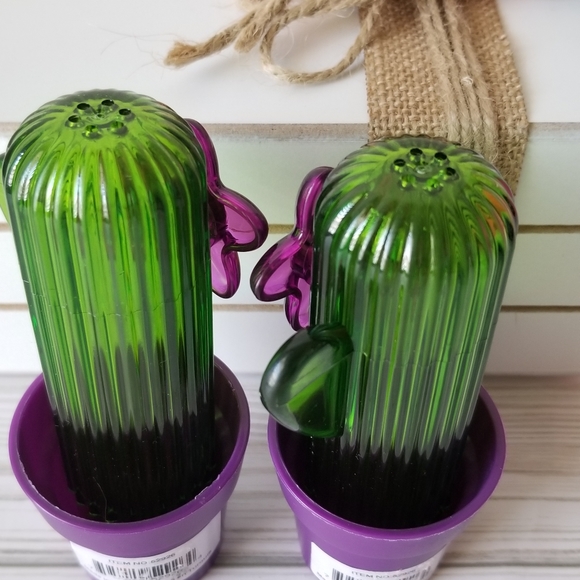 Pair Salt and Pepper Shakers Novelty Cactus New - Picture 5 of 6